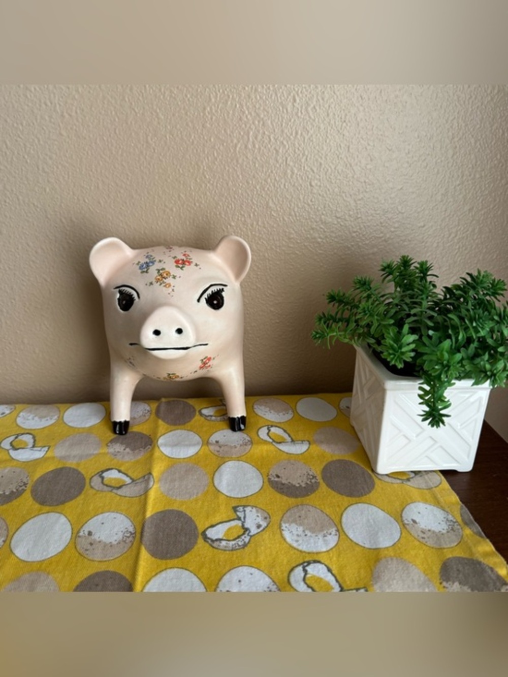 Floral half ‘stern’/annoyed pig wall hanging
